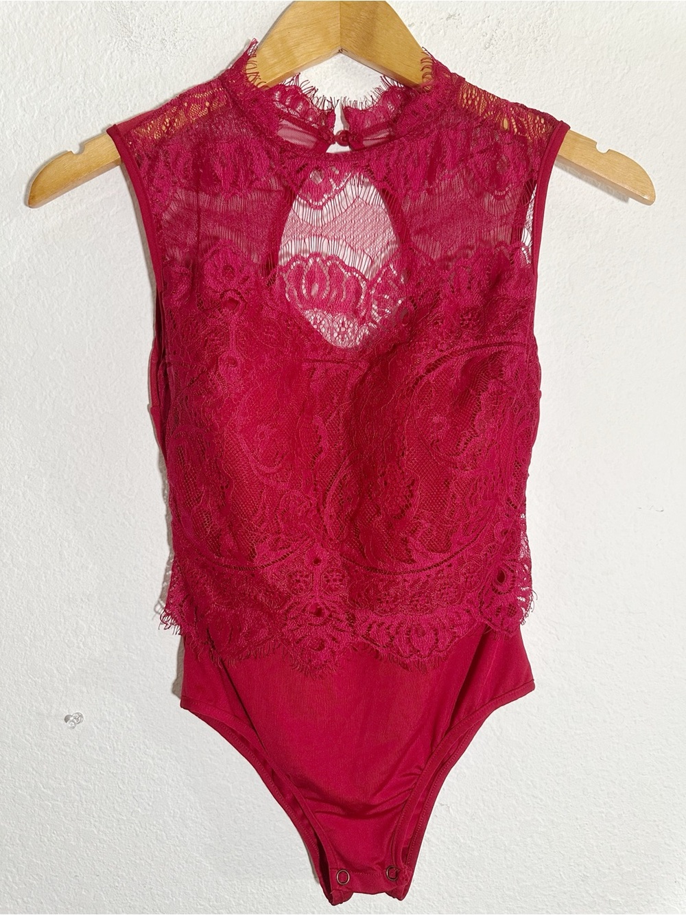 New Amazon Bright Cherry Red Lace Mock Neck Sleeveless Bodysuit Size Small